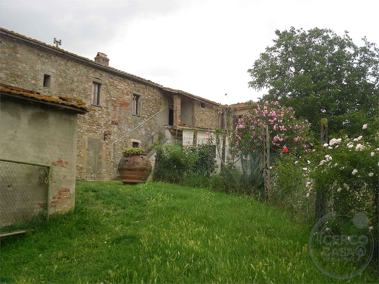 PERUGIA - PONTE FELCINO: CASALE CON ANNESSI E TERRENI AGRICOLI