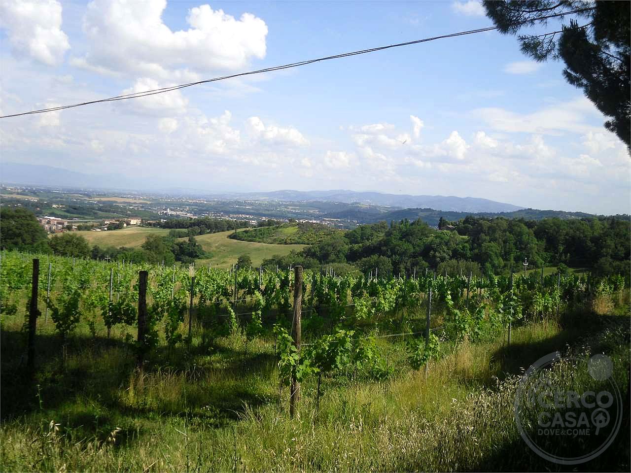 PERUGIA - PONTE FELCINO: CASALE CON ANNESSI E TERRENI AGRICOLI