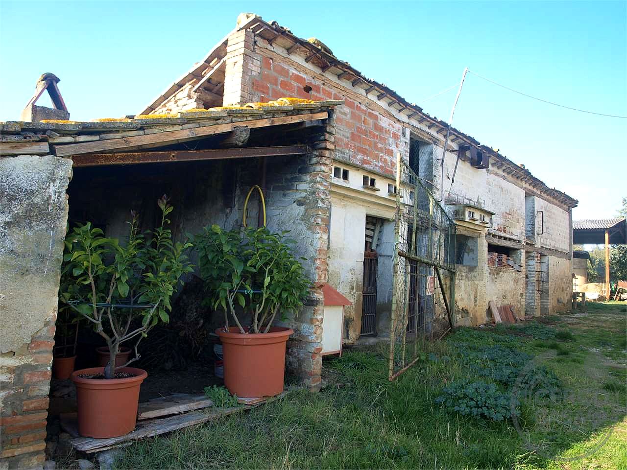 PERUGIA - PONTE FELCINO: CASALE CON ANNESSI E TERRENI AGRICOLI