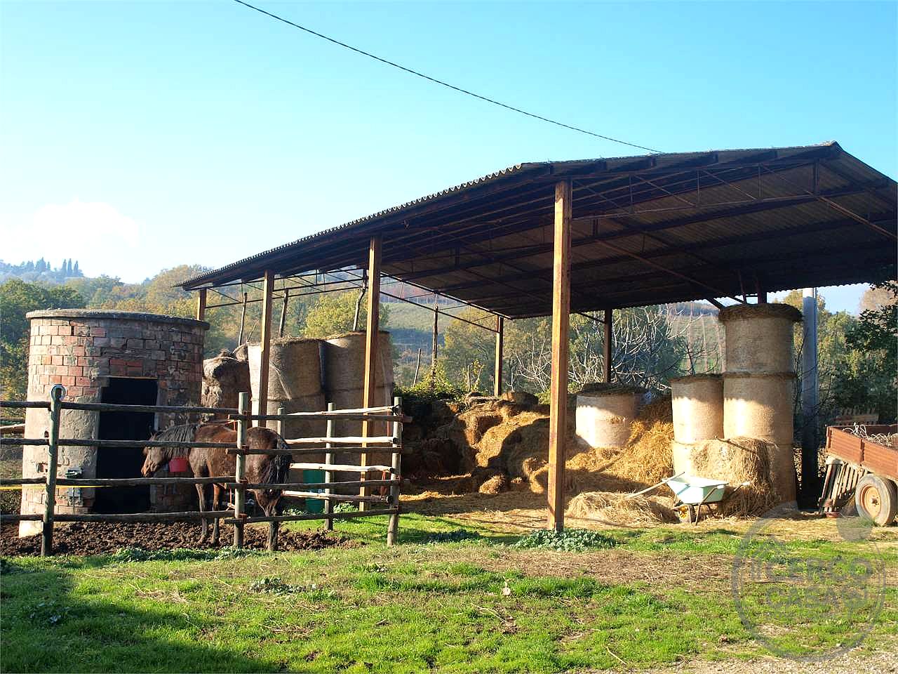 PERUGIA - PONTE FELCINO: CASALE CON ANNESSI E TERRENI AGRICOLI