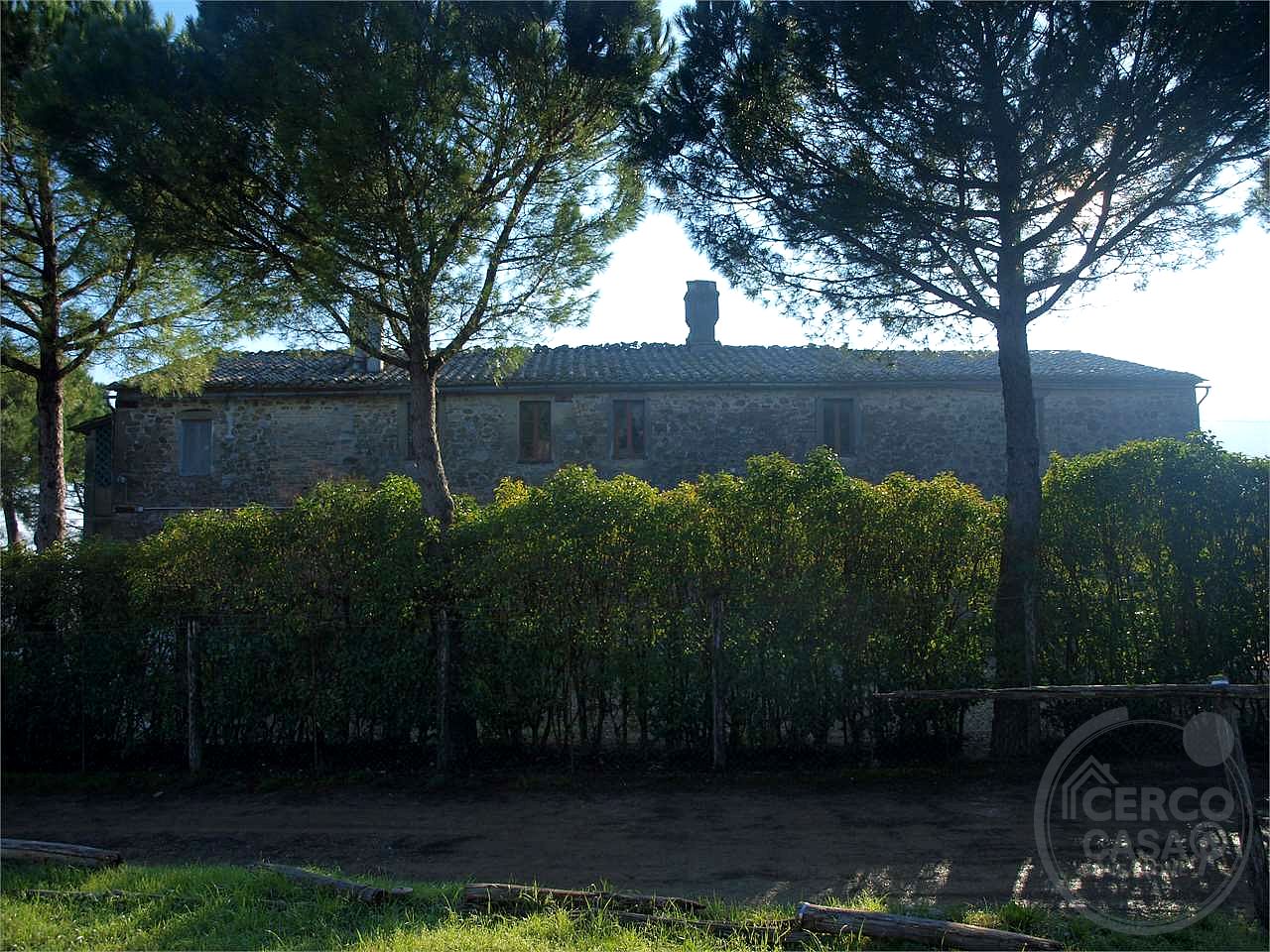 PERUGIA - PONTE FELCINO: CASALE CON ANNESSI E TERRENI AGRICOLI