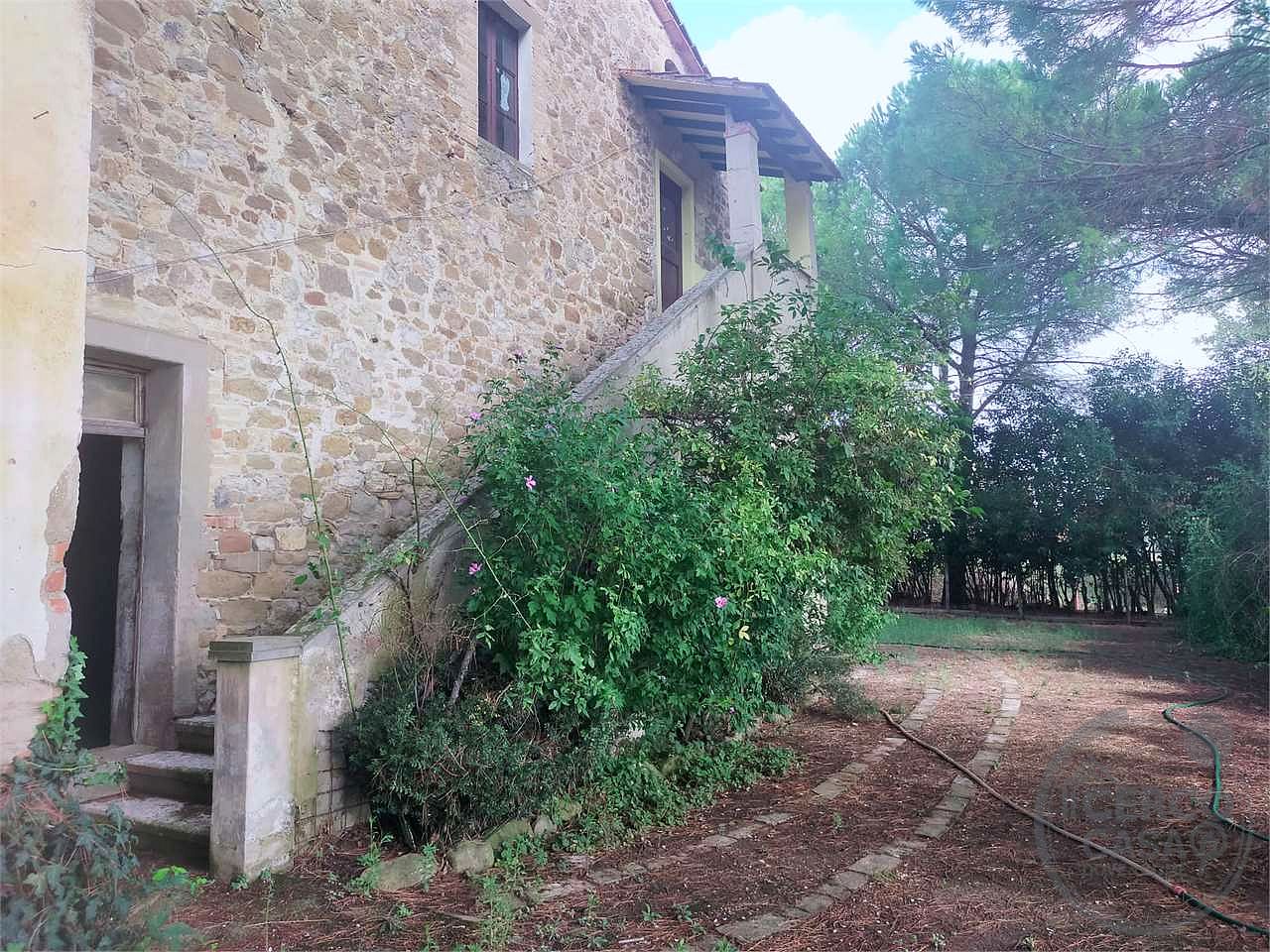PERUGIA - PONTE FELCINO: CASALE CON ANNESSI E TERRENI AGRICOLI