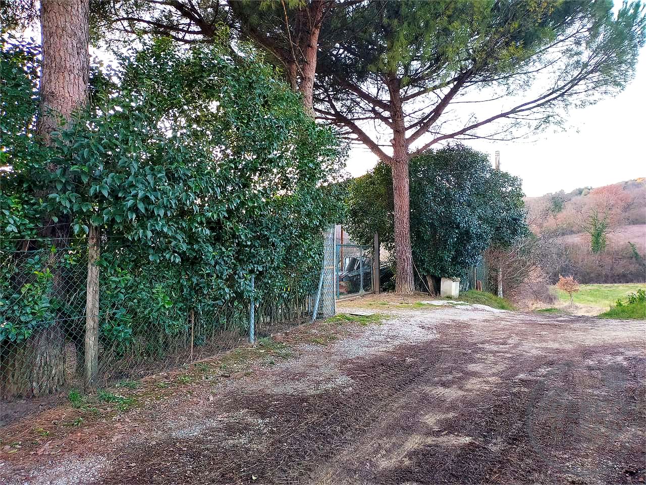 PERUGIA - PONTE FELCINO: CASALE CON ANNESSI E TERRENI AGRICOLI