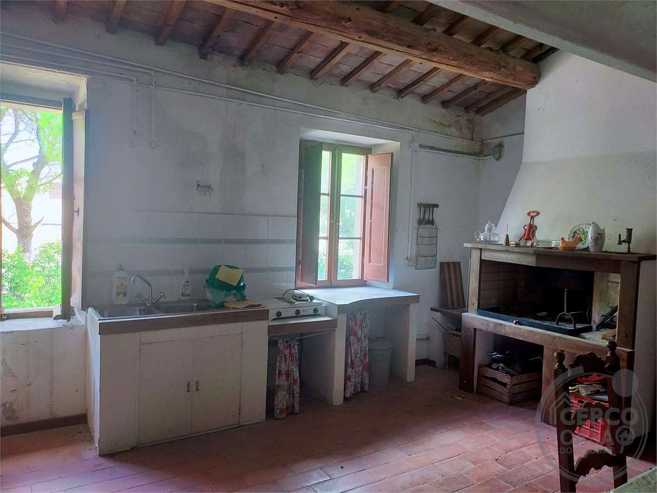 PERUGIA - PONTE FELCINO: CASALE CON ANNESSI E TERRENI AGRICOLI