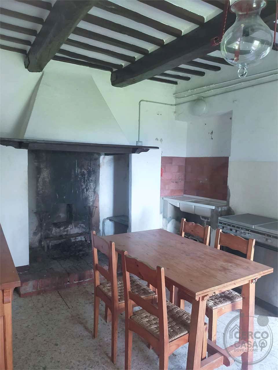 PERUGIA - PONTE FELCINO: CASALE CON ANNESSI E TERRENI AGRICOLI