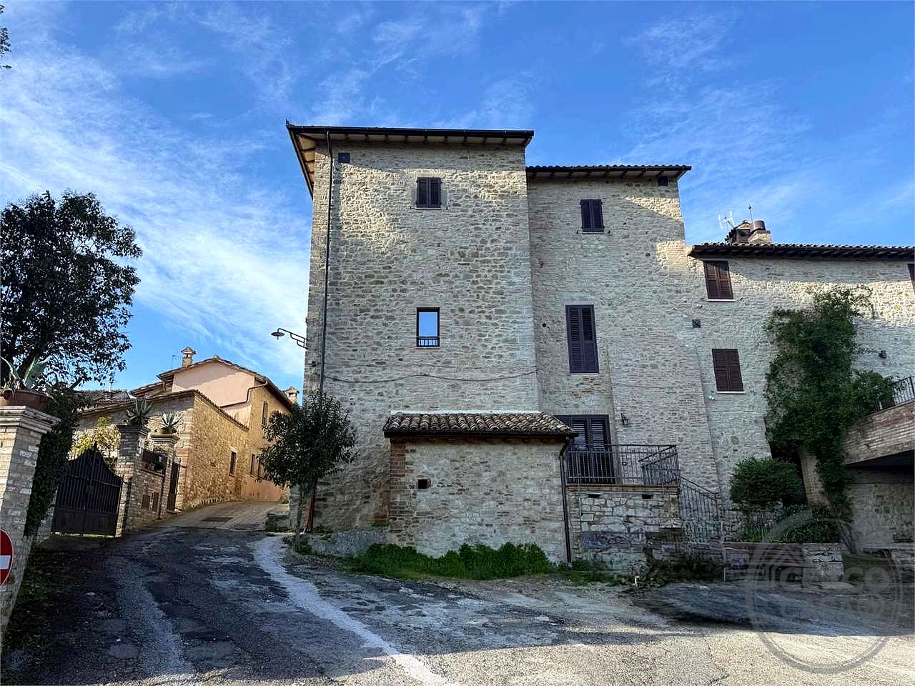TODI - ILCI: CARATTERISTICO CIELO-TERRA SUDDIVISO IN 4 UNITA' ABITATIVE