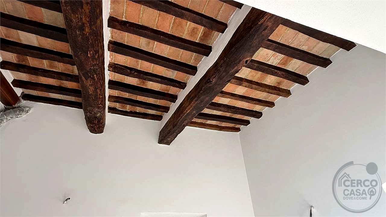 TODI - ILCI: CARATTERISTICO CIELO-TERRA SUDDIVISO IN 4 UNITA' ABITATIVE