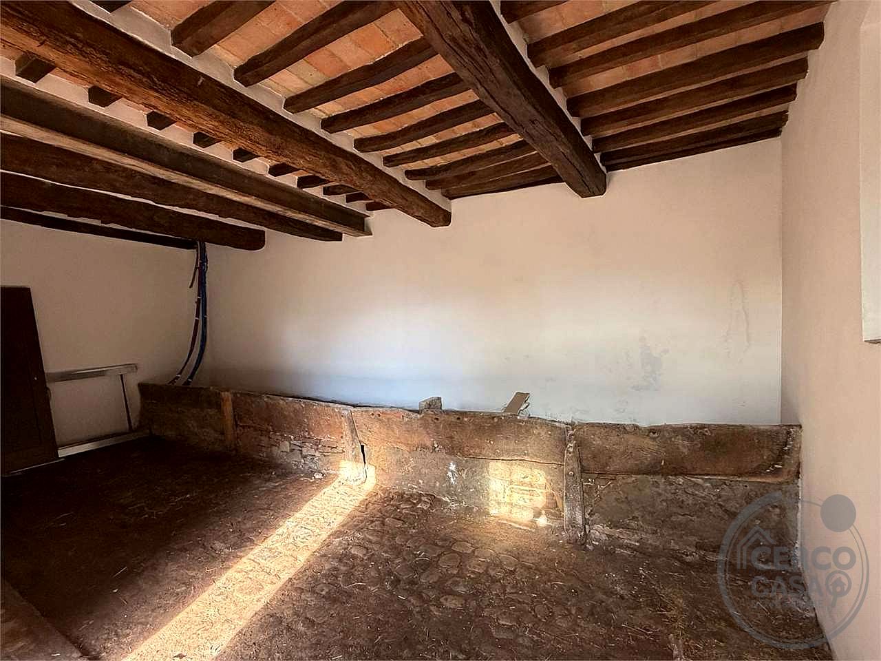 TODI - ILCI: CARATTERISTICO CIELO-TERRA SUDDIVISO IN 4 UNITA' ABITATIVE