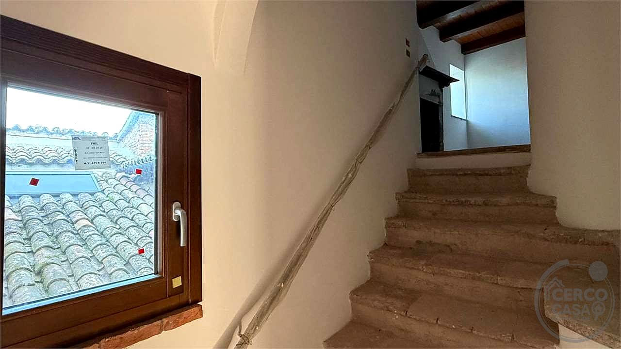 TODI - ILCI: CARATTERISTICO CIELO-TERRA SUDDIVISO IN 4 UNITA' ABITATIVE