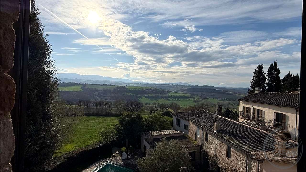 TODI - ILCI: CARATTERISTICO CIELO-TERRA SUDDIVISO IN 4 UNITA' ABITATIVE