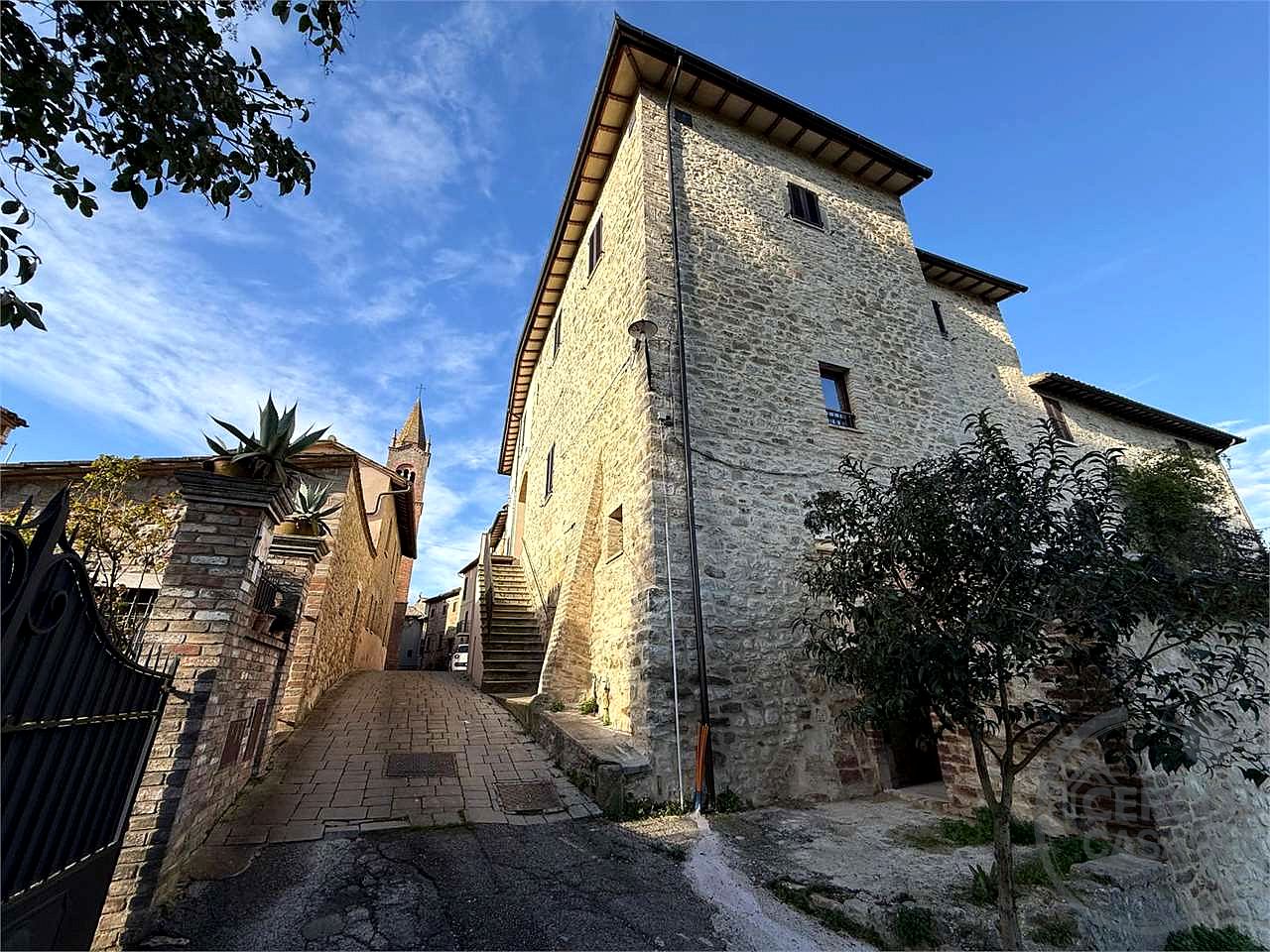 TODI - ILCI: CARATTERISTICO CIELO-TERRA SUDDIVISO IN 4 UNITA' ABITATIVE