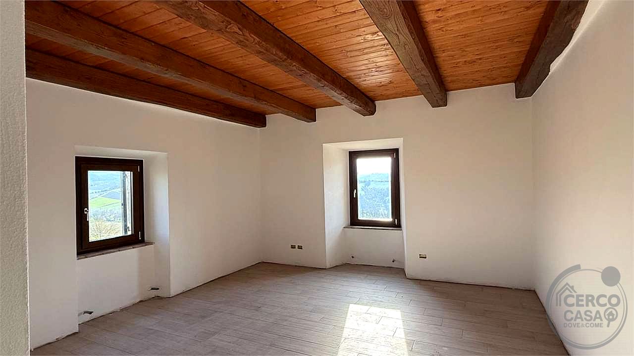 TODI - ILCI: CARATTERISTICO CIELO-TERRA SUDDIVISO IN 4 UNITA' ABITATIVE
