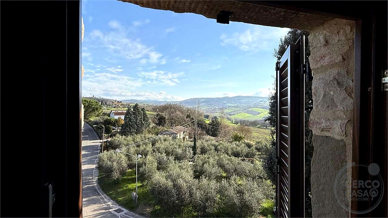 TODI - ILCI: CARATTERISTICO CIELO-TERRA SUDDIVISO IN 4 UNITA' ABITATIVE