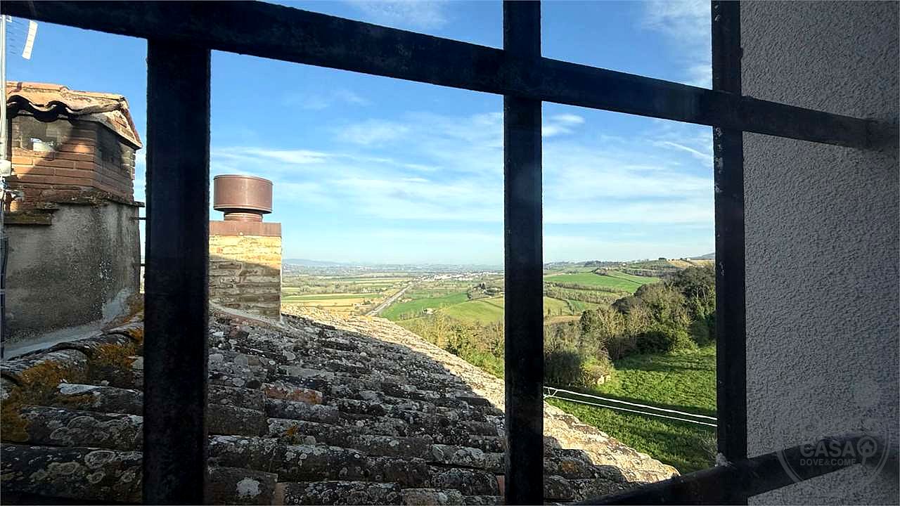 TODI - ILCI: CARATTERISTICO CIELO-TERRA SUDDIVISO IN 4 UNITA' ABITATIVE