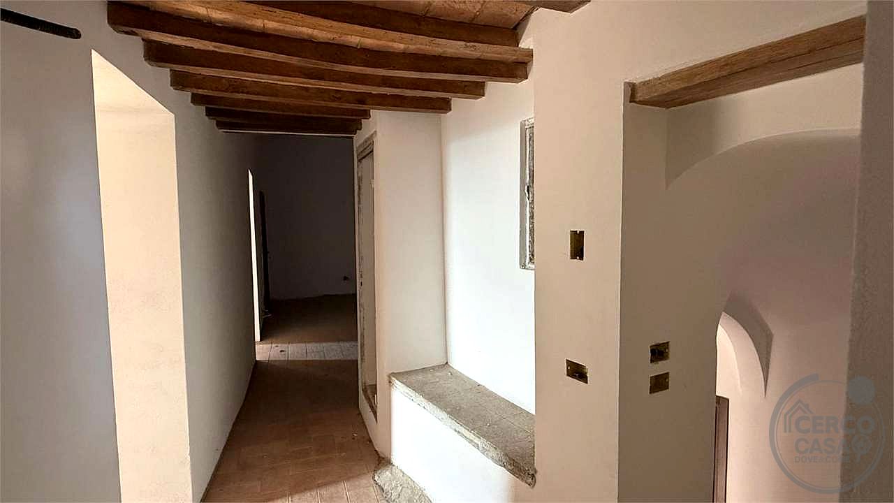 TODI - ILCI: CARATTERISTICO CIELO-TERRA SUDDIVISO IN 4 UNITA' ABITATIVE