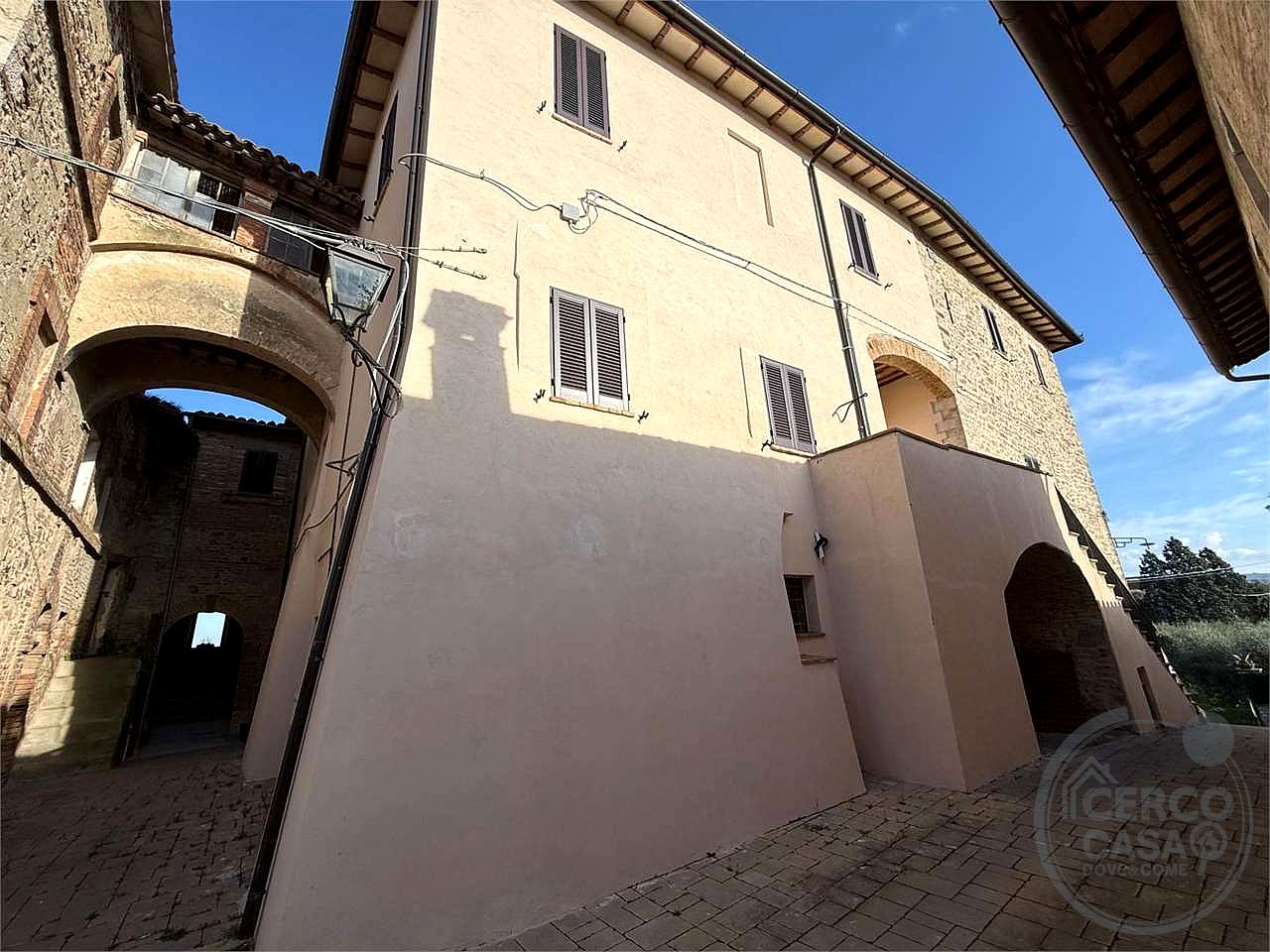TODI - ILCI: CARATTERISTICO CIELO-TERRA SUDDIVISO IN 4 UNITA' ABITATIVE