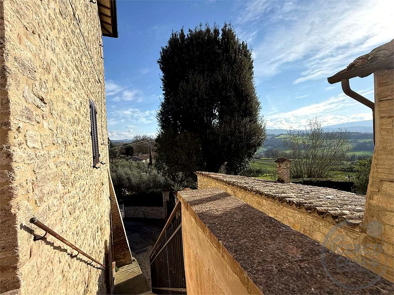 TODI - ILCI: CARATTERISTICO CIELO-TERRA SUDDIVISO IN 4 UNITA' ABITATIVE