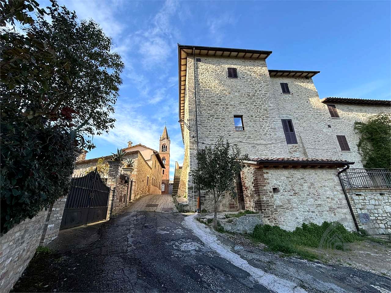 TODI - ILCI: CARATTERISTICO CIELO-TERRA SUDDIVISO IN 4 UNITA' ABITATIVE