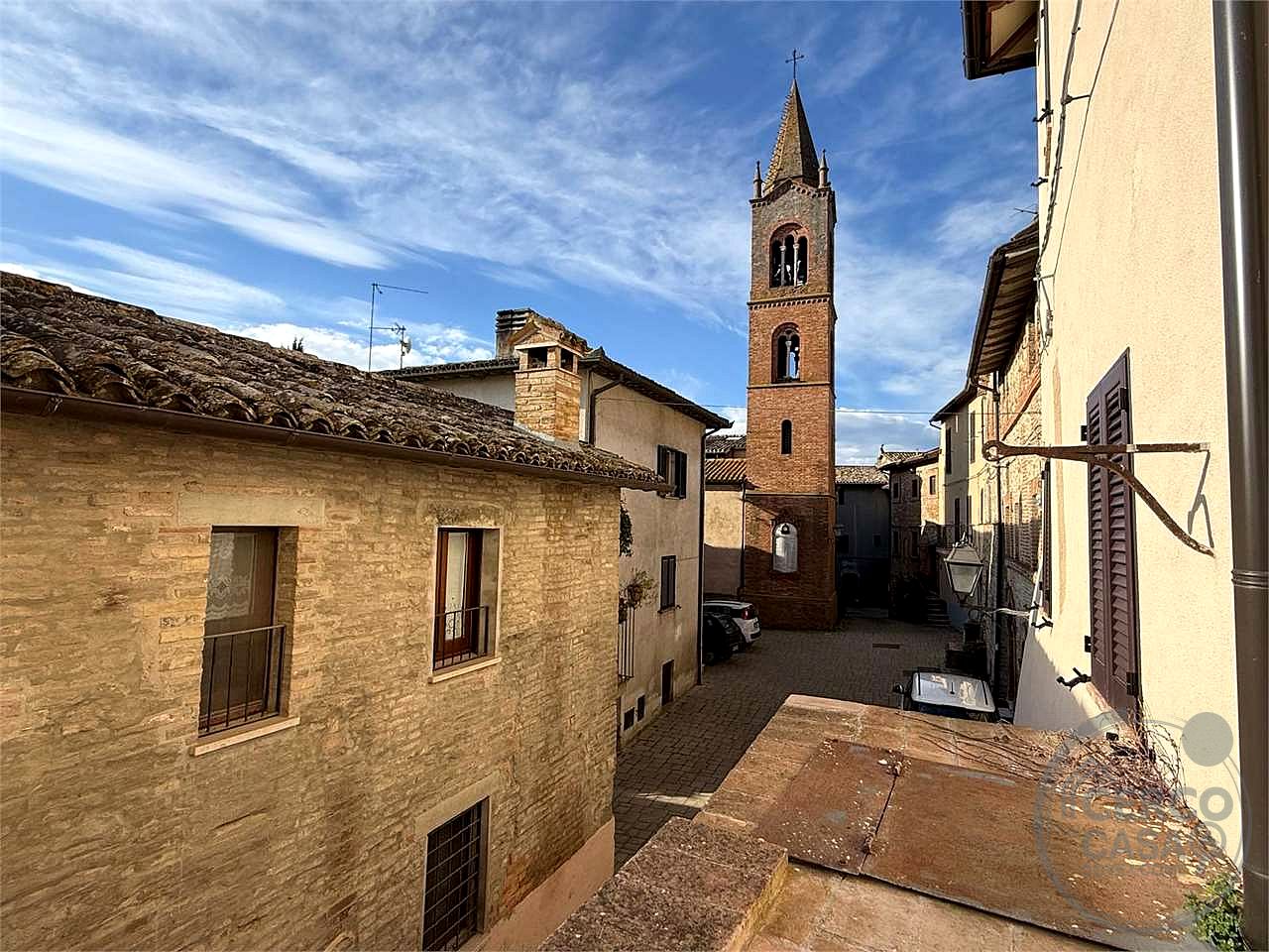 TODI - ILCI: CARATTERISTICO CIELO-TERRA SUDDIVISO IN 4 UNITA' ABITATIVE