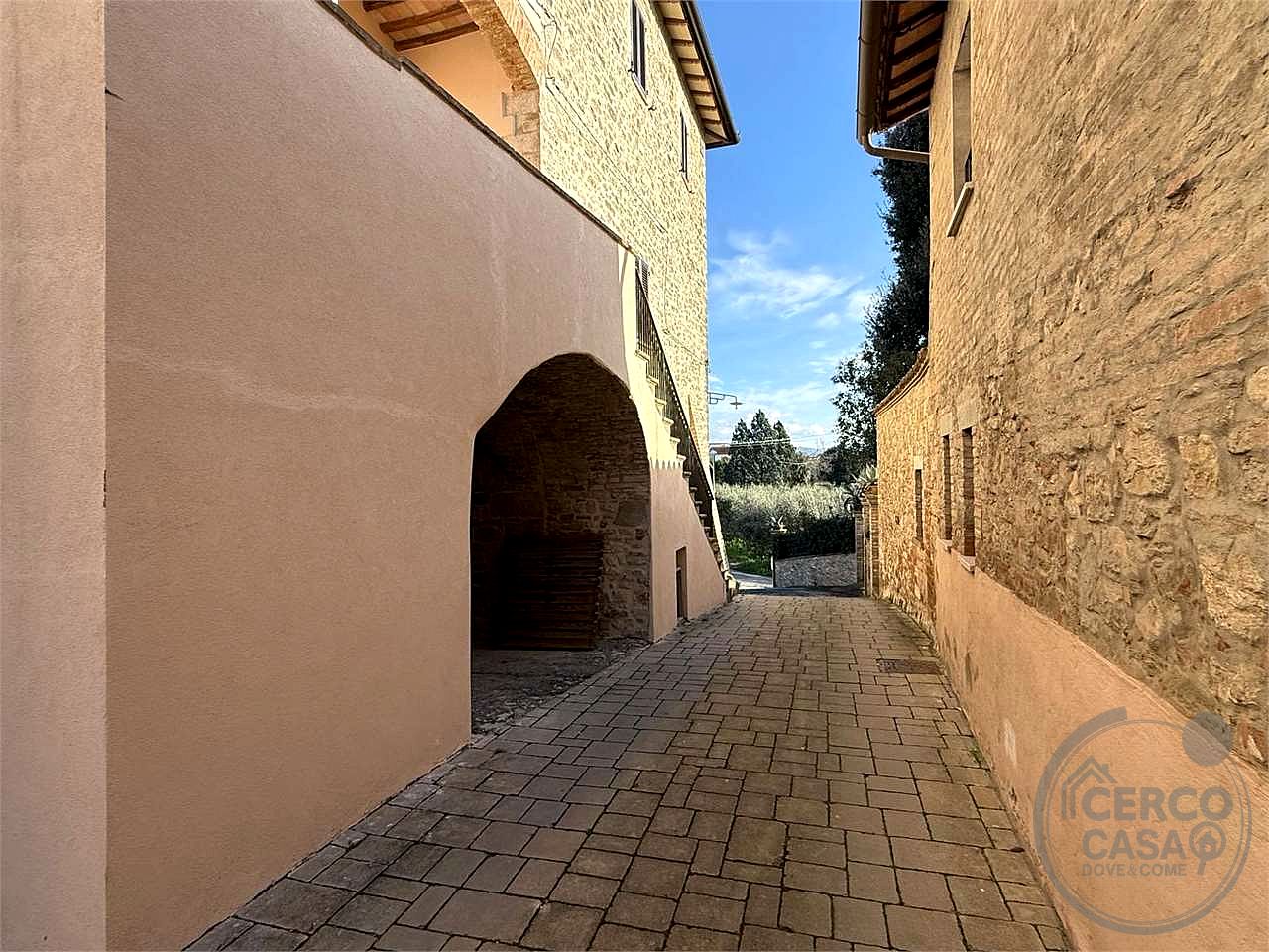 TODI - ILCI: CARATTERISTICO CIELO-TERRA SUDDIVISO IN 4 UNITA' ABITATIVE