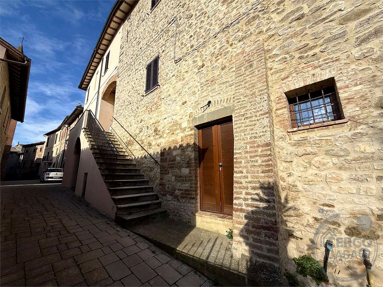 TODI - ILCI: CARATTERISTICO CIELO-TERRA SUDDIVISO IN 4 UNITA' ABITATIVE