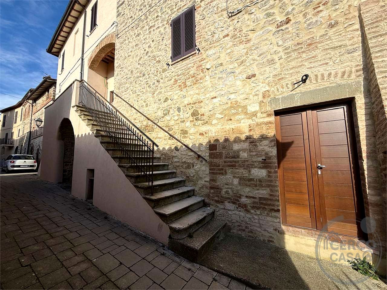TODI - ILCI: CARATTERISTICO CIELO-TERRA SUDDIVISO IN 4 UNITA' ABITATIVE