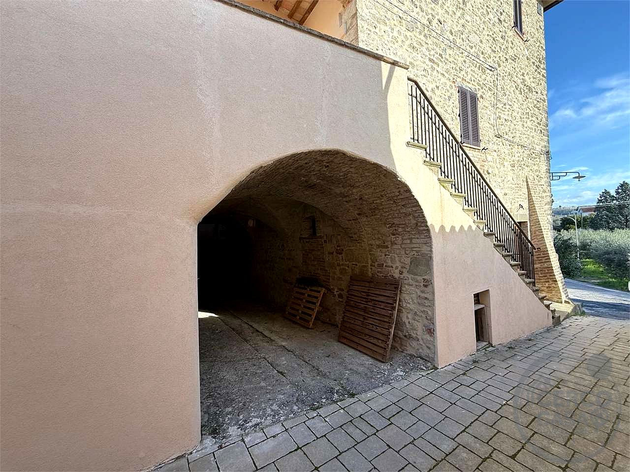 TODI - ILCI: CARATTERISTICO CIELO-TERRA SUDDIVISO IN 4 UNITA' ABITATIVE