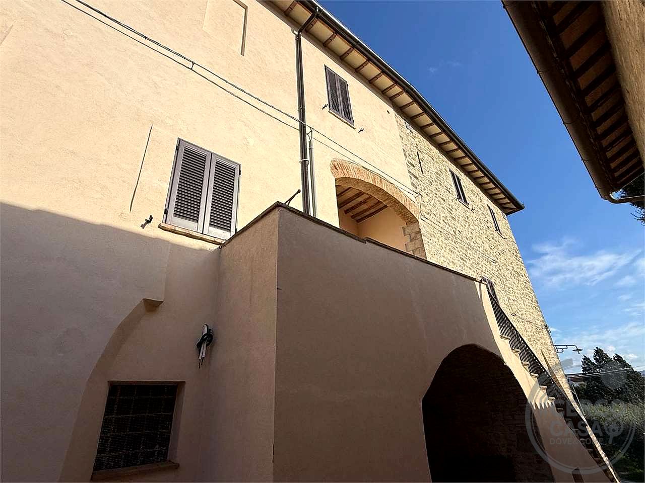 TODI - ILCI: CARATTERISTICO CIELO-TERRA SUDDIVISO IN 4 UNITA' ABITATIVE