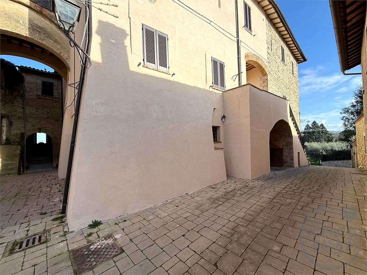 TODI - ILCI: CARATTERISTICO CIELO-TERRA SUDDIVISO IN 4 UNITA' ABITATIVE