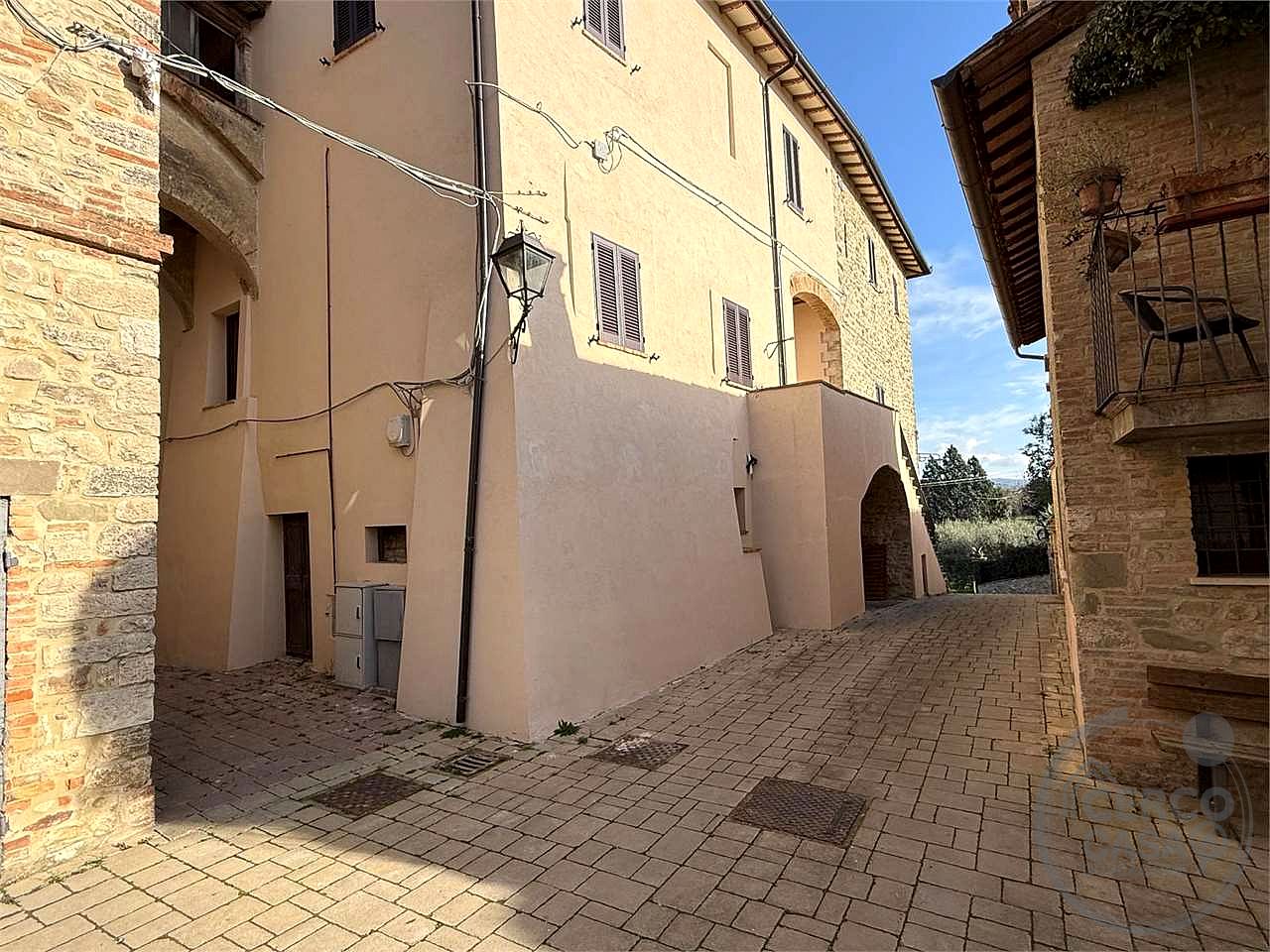 TODI - ILCI: CARATTERISTICO CIELO-TERRA SUDDIVISO IN 4 UNITA' ABITATIVE