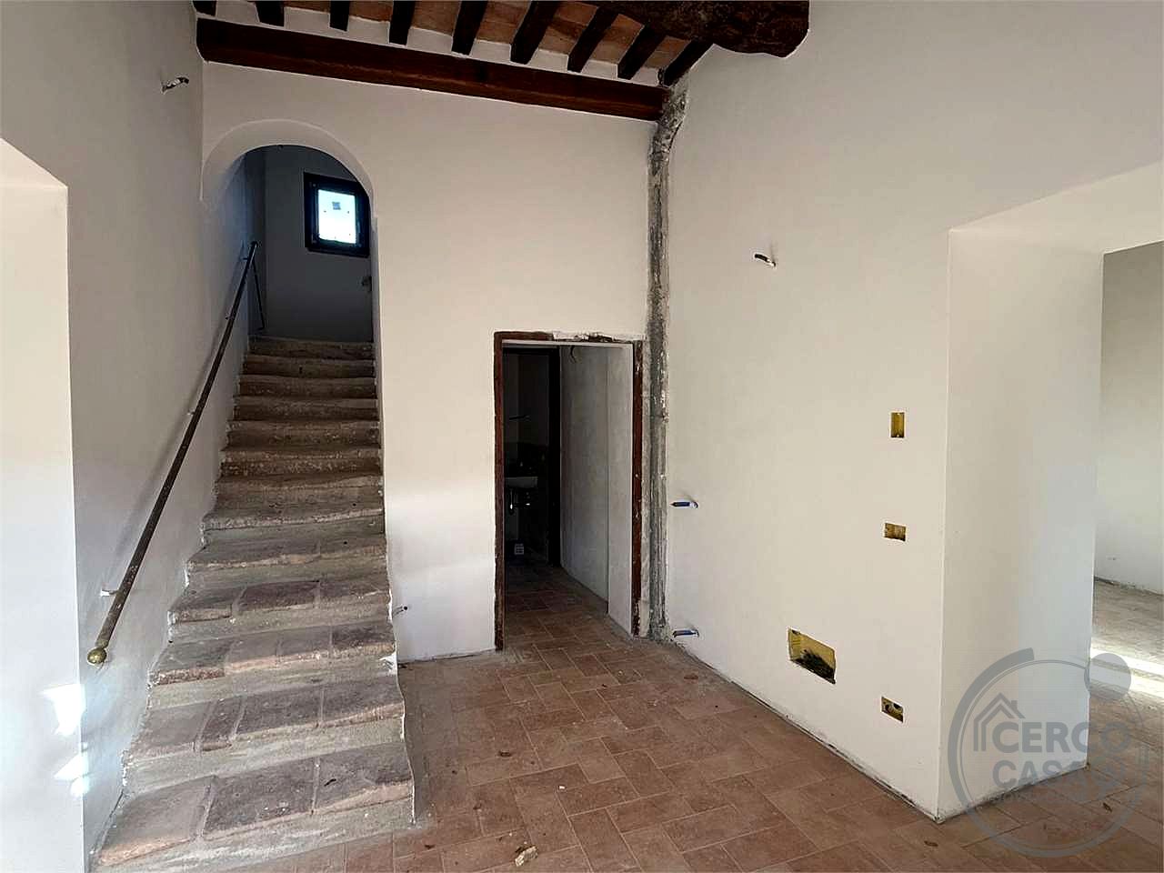 TODI - ILCI: CARATTERISTICO CIELO-TERRA SUDDIVISO IN 4 UNITA' ABITATIVE