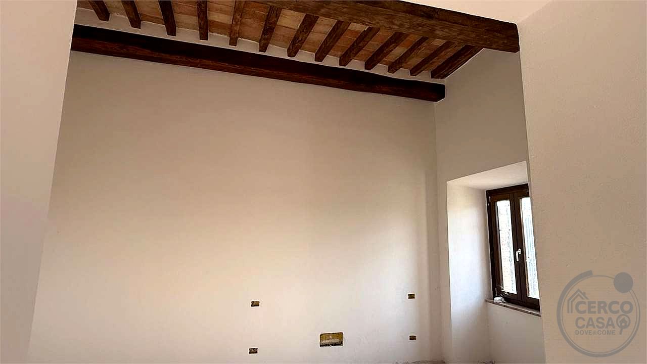 TODI - ILCI: CARATTERISTICO CIELO-TERRA SUDDIVISO IN 4 UNITA' ABITATIVE