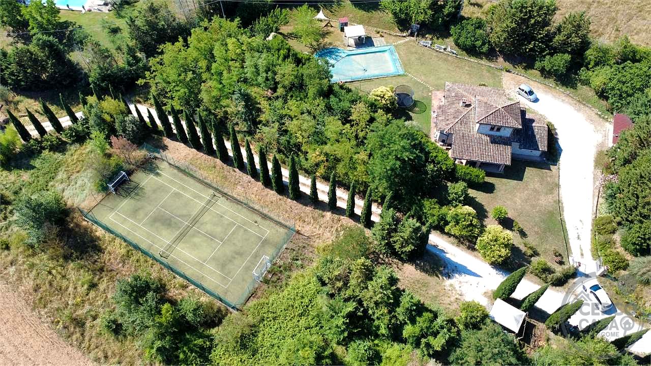 TODI: CASALE DI RECENTE COSTRUZIONE CON PISCINA, CAMPO DA CALCETTO E TERRENO