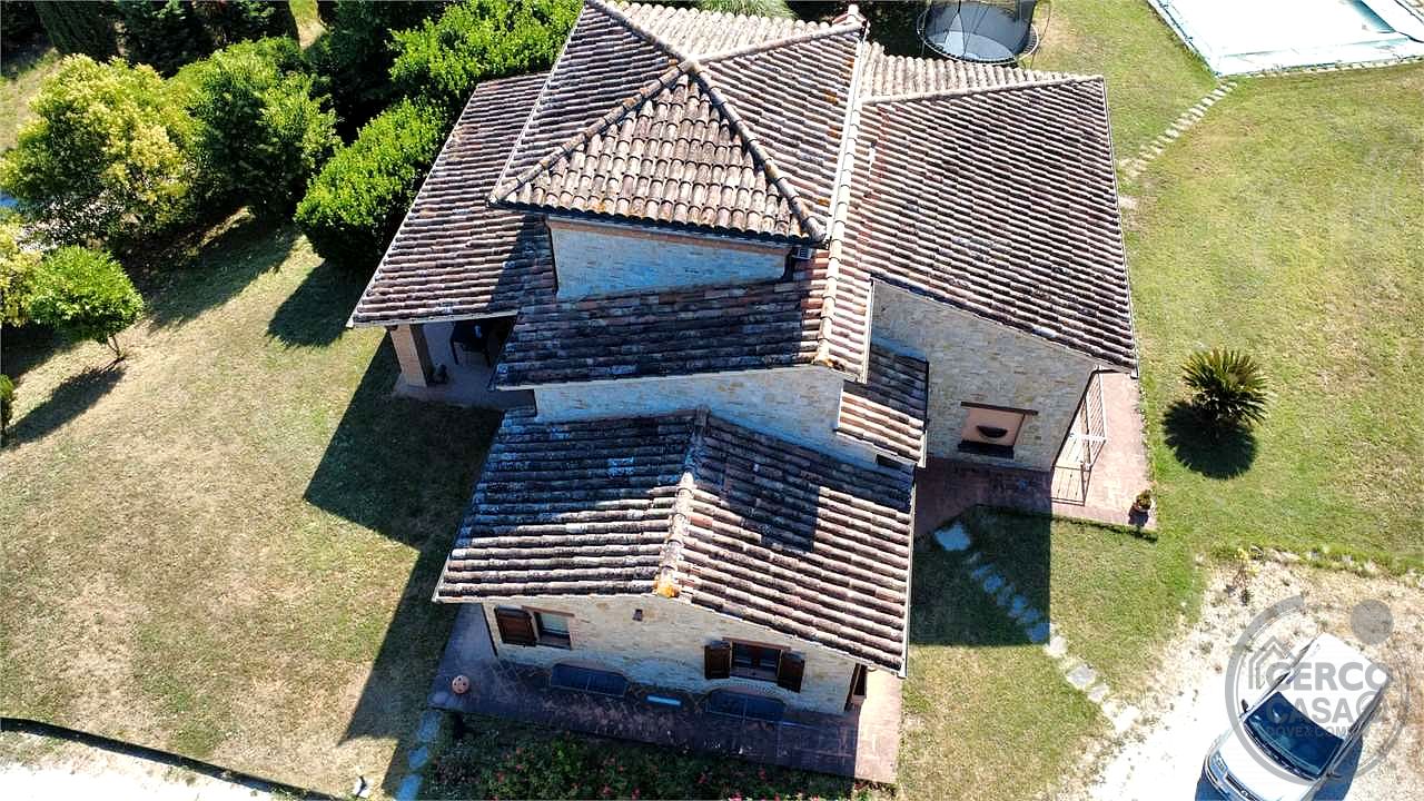 TODI: CASALE DI RECENTE COSTRUZIONE CON PISCINA, CAMPO DA CALCETTO E TERRENO