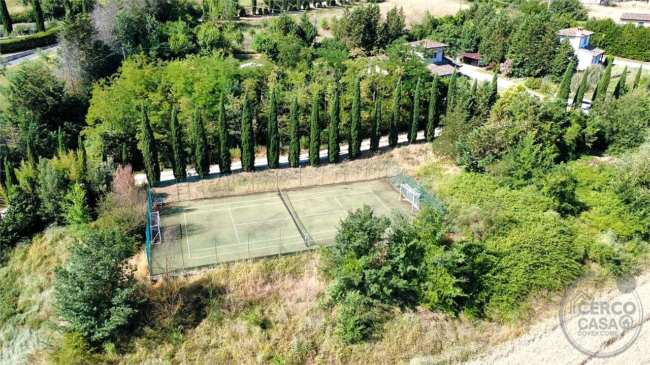 TODI: CASALE DI RECENTE COSTRUZIONE CON PISCINA, CAMPO DA CALCETTO E TERRENO