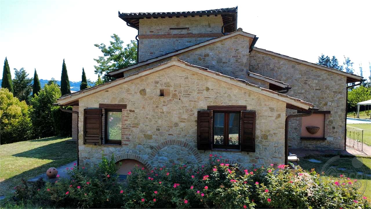 TODI: CASALE DI RECENTE COSTRUZIONE CON PISCINA, CAMPO DA CALCETTO E TERRENO