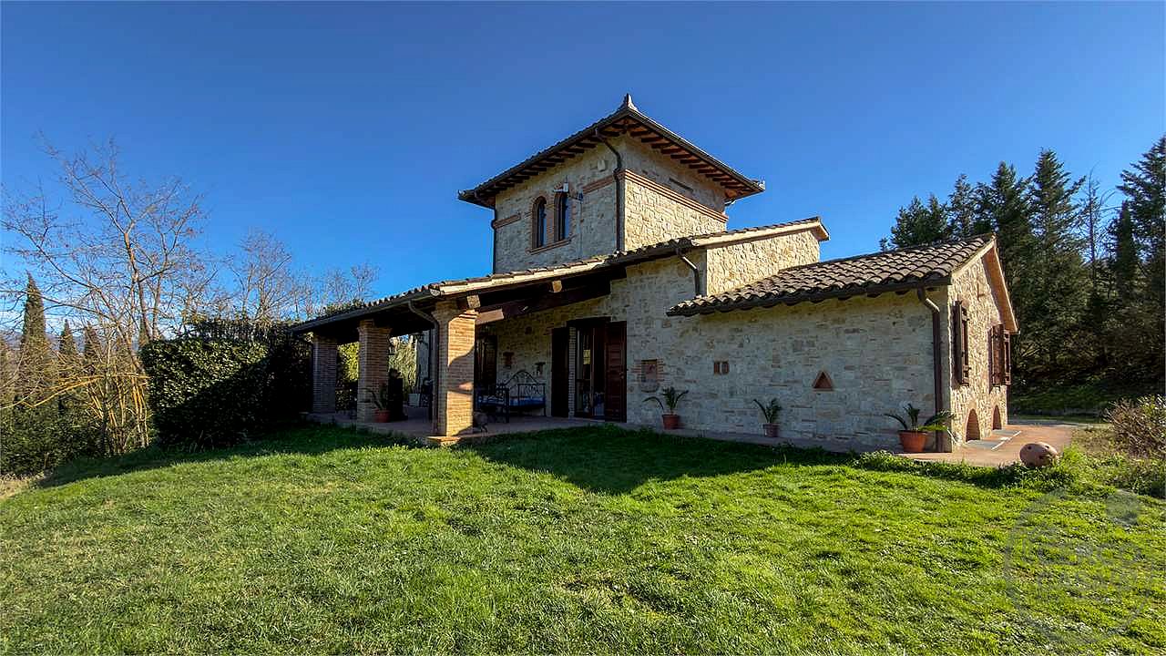 TODI: CASALE DI RECENTE COSTRUZIONE CON PISCINA, CAMPO DA CALCETTO E TERRENO