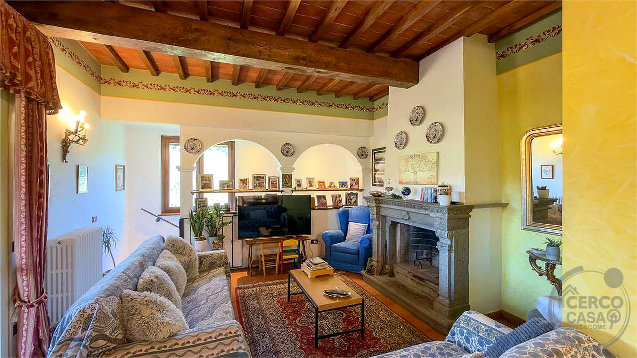 TODI: CASALE DI RECENTE COSTRUZIONE CON PISCINA, CAMPO DA CALCETTO E TERRENO