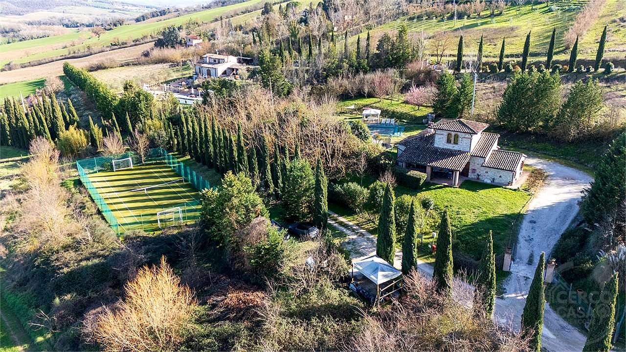 TODI: CASALE DI RECENTE COSTRUZIONE CON PISCINA, CAMPO DA CALCETTO E TERRENO
