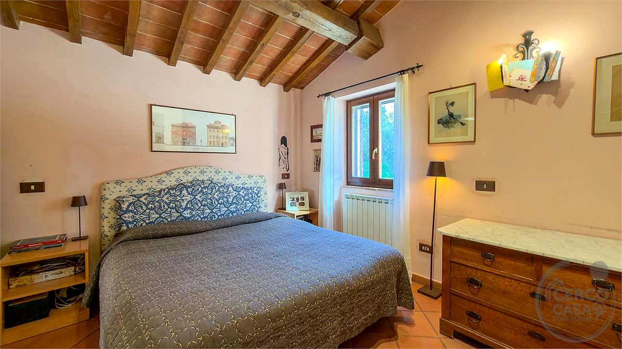 TODI: CASALE DI RECENTE COSTRUZIONE CON PISCINA, CAMPO DA CALCETTO E TERRENO
