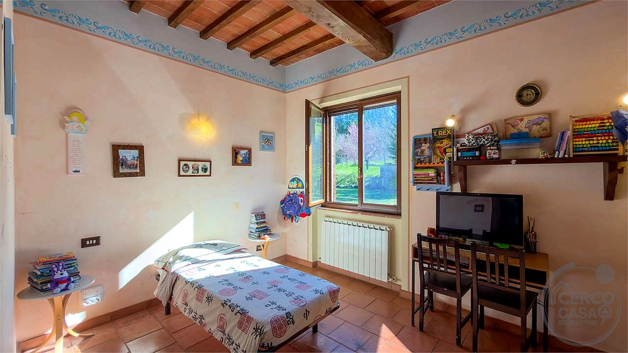 TODI: CASALE DI RECENTE COSTRUZIONE CON PISCINA, CAMPO DA CALCETTO E TERRENO