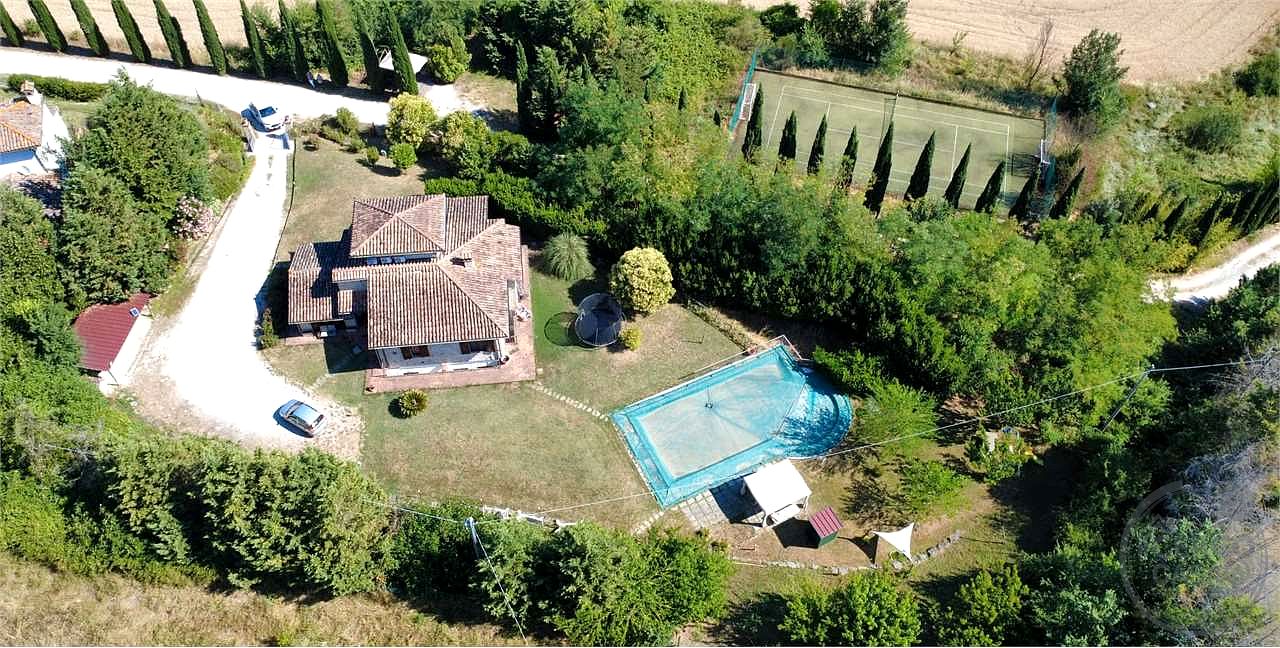 TODI: CASALE DI RECENTE COSTRUZIONE CON PISCINA, CAMPO DA CALCETTO E TERRENO