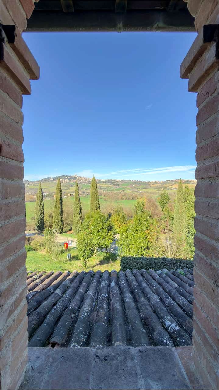 TODI: CASALE DI RECENTE COSTRUZIONE CON PISCINA, CAMPO DA CALCETTO E TERRENO