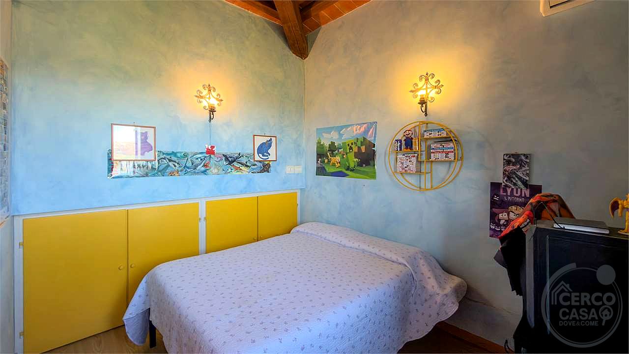 TODI: CASALE DI RECENTE COSTRUZIONE CON PISCINA, CAMPO DA CALCETTO E TERRENO