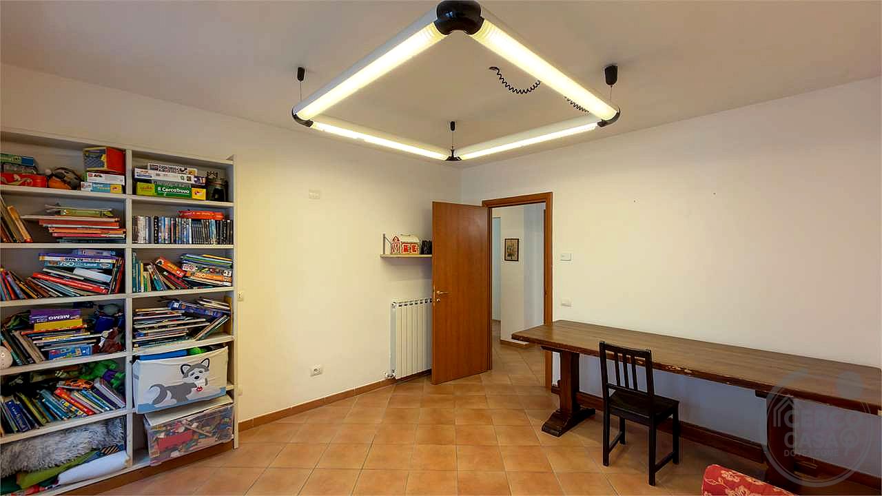 TODI: CASALE DI RECENTE COSTRUZIONE CON PISCINA, CAMPO DA CALCETTO E TERRENO