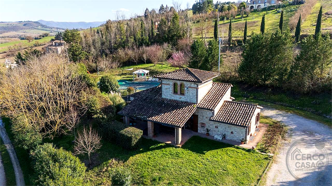 TODI: CASALE DI RECENTE COSTRUZIONE CON PISCINA, CAMPO DA CALCETTO E TERRENO