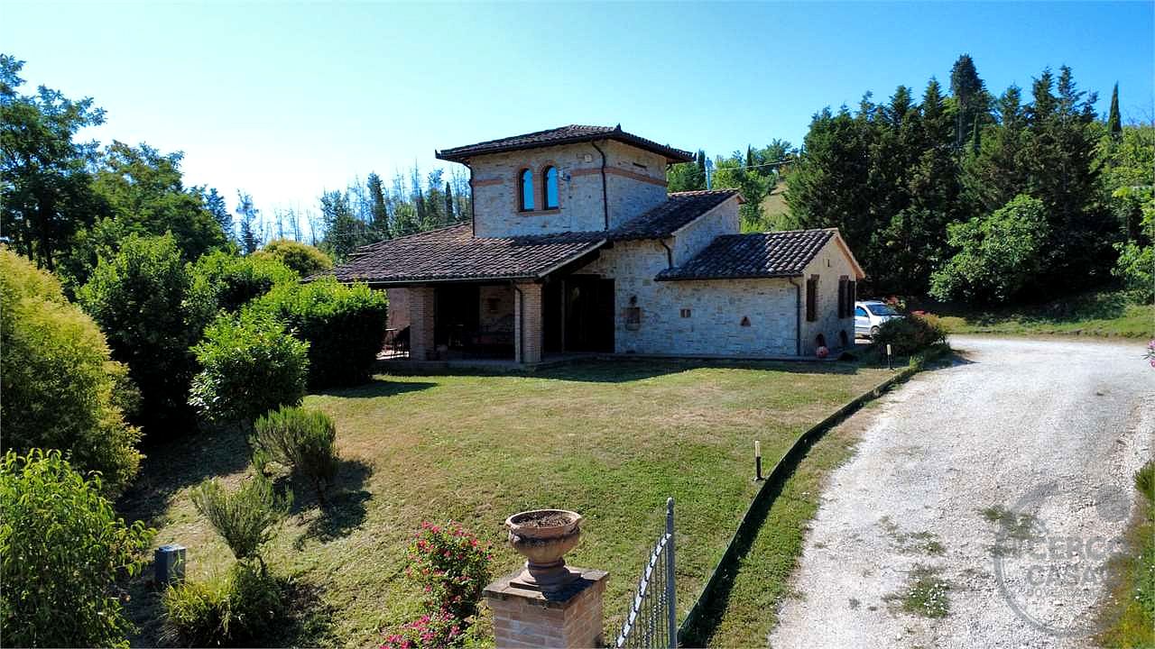 TODI: CASALE DI RECENTE COSTRUZIONE CON PISCINA, CAMPO DA CALCETTO E TERRENO
