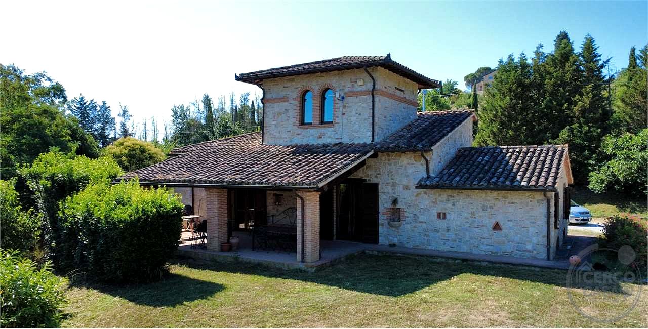 TODI: CASALE DI RECENTE COSTRUZIONE CON PISCINA, CAMPO DA CALCETTO E TERRENO