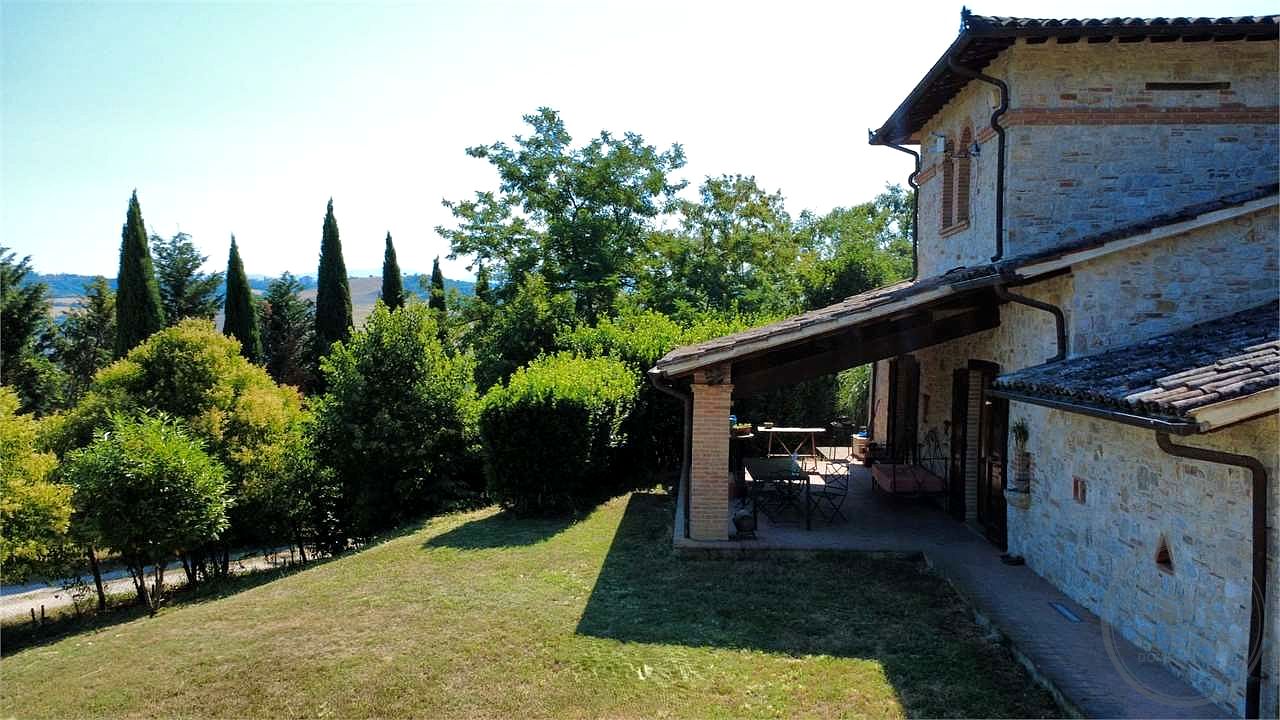 TODI: CASALE DI RECENTE COSTRUZIONE CON PISCINA, CAMPO DA CALCETTO E TERRENO