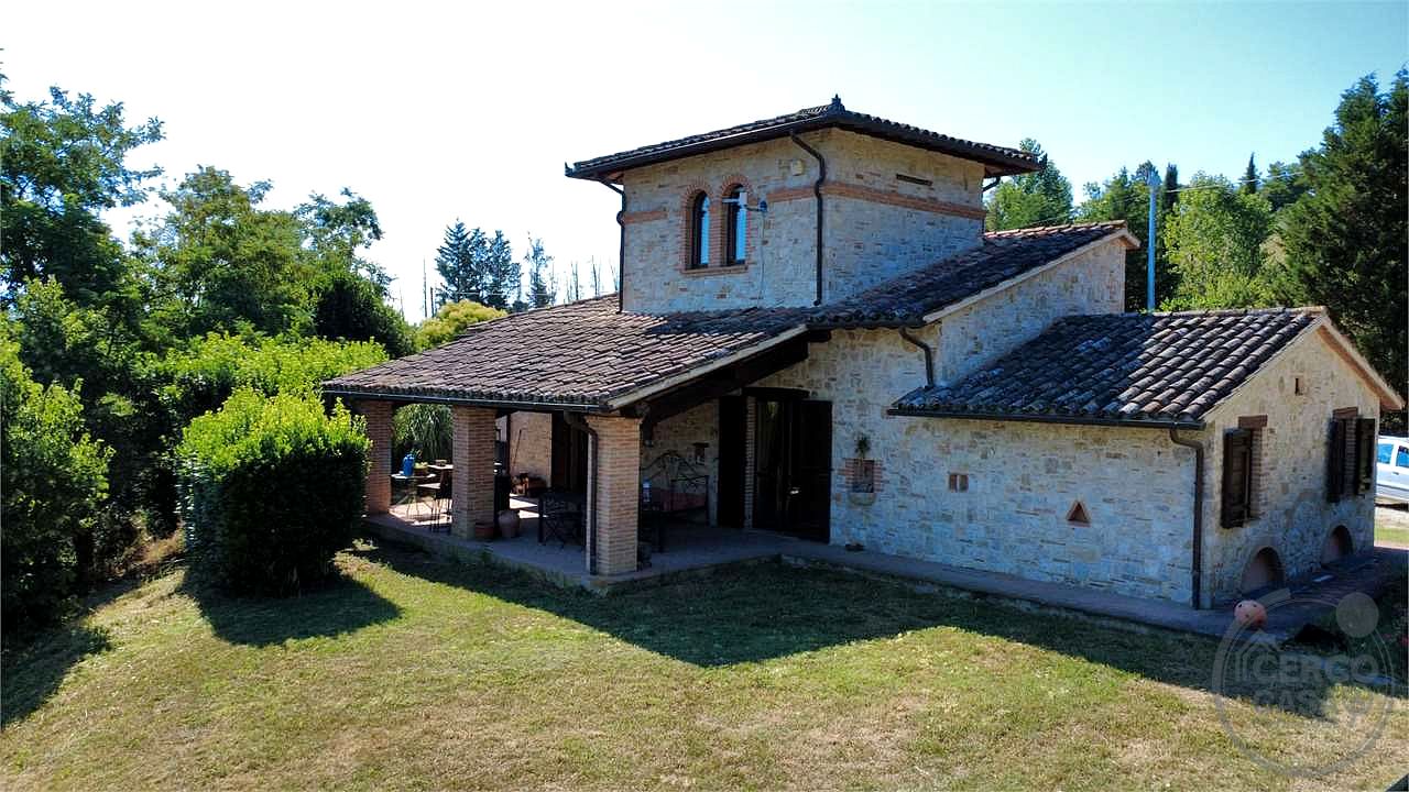 TODI: CASALE DI RECENTE COSTRUZIONE CON PISCINA, CAMPO DA CALCETTO E TERRENO